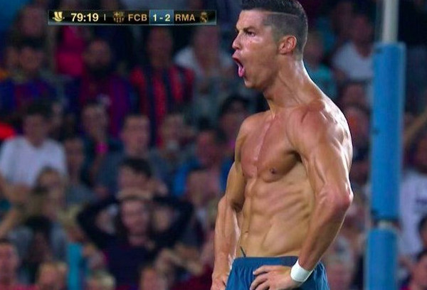 [视频]C罗霸气一幕怼梅西！他诺坎普翻版晒球衣庆祝