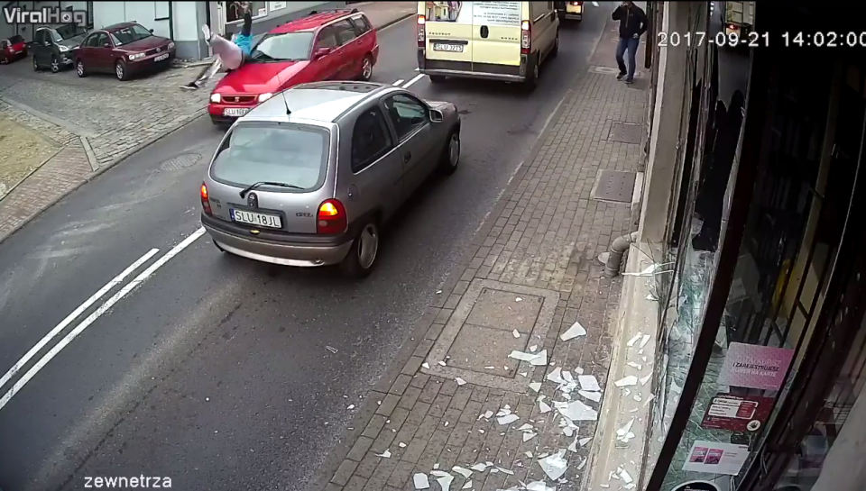 [视频]太疯狂！男子砸商店 转身被车撞