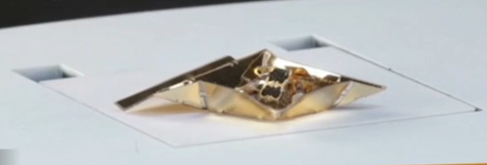 [视频]未来小能手 “穿衣”变形机器人