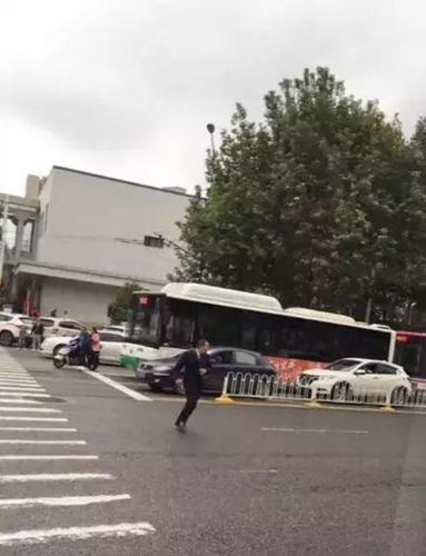 [视频]湖北武汉：公交司机护送老人 被赞最帅“跑男”
