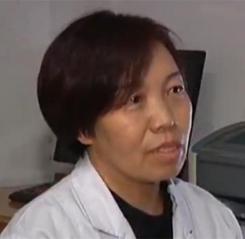 [视频]山西泽州：产妇脐带脱垂 医生半跪托举胎儿