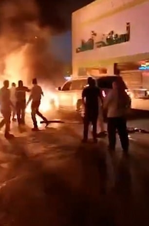 [视频]沙特：加油站内汽车起火 英勇司机驾车推开着火汽车