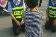 [视频]男子酒驾，母亲跪求交警，交警以跪还跪，最终驾照被扣并罚款2000元！