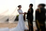[视频]新郎婚礼前远赴西非 军嫂自带婚纱跨越万里结婚