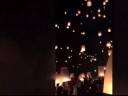 [视频]泰国水灯节现场 万人齐放孔明灯祈福 犹如星河璀璨