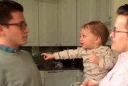[视频]双胞胎父母 宝宝很疑惑