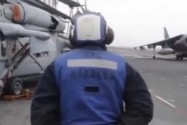 [视频]中国航母上最酷的人：手持双管霰弹枪 见到海鸥就打一发