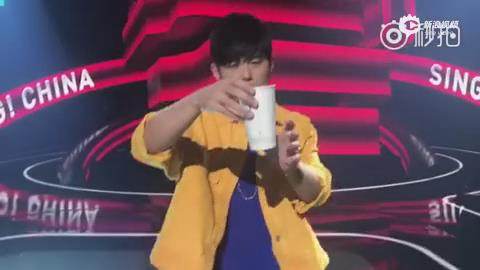 [视频]魔术伦上线！周杰伦秀魔术却被网友一眼识出破绽