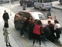 [视频]杭州一女子被轧车底 众人合力抬车救人