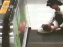 [视频]东莞一男童扶梯跌倒 工作人员冲刺救起