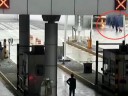 [视频]江苏涟水一客车起火 收费员冷静处置