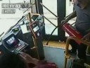 [视频]广西南宁一男子酒后坐过站 大闹公交车