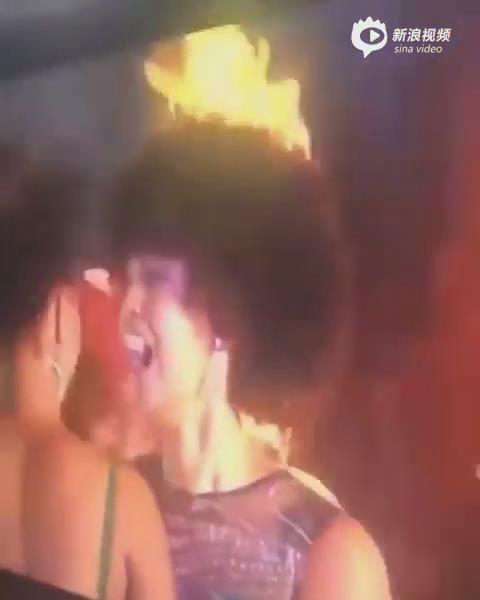 [视频]非洲小姐开心庆祝夺冠 头发突然窜起火焰