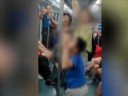 [视频]如此家长？地铁上教唆俩娃“吊环”