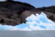 [视频]冰山“翻身”见过吗？雪白冰川下竟是梦幻蓝冰