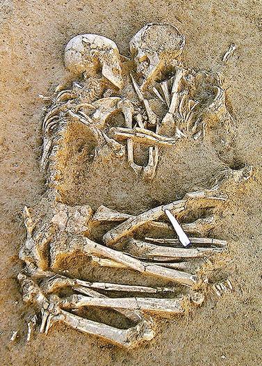 考古学家在希腊南部一处历史遗址,发现一对史前情侣罕见地相拥而葬