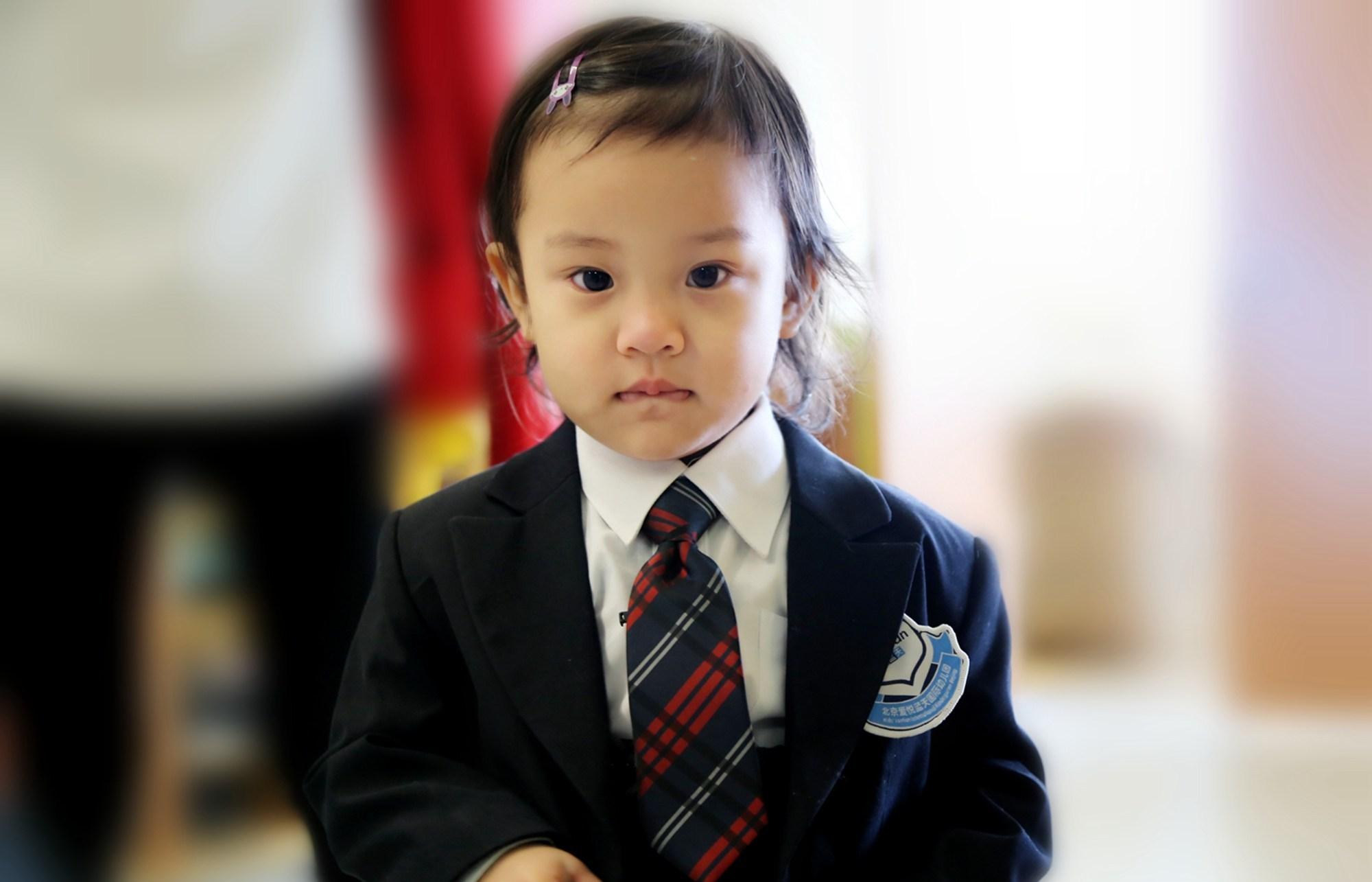 她是贾乃亮和李小璐的女儿贾云馨,2岁7个月,更多的时候大家叫她小甜馨