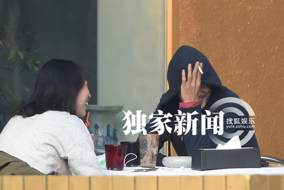 [视频]新版表情帝!朴树会友手舞足蹈吐舌卖萌